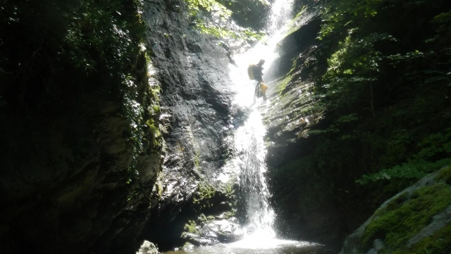  峡谷漂流 