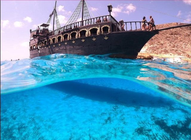  水晶般清澈的海水兰佩杜萨 
