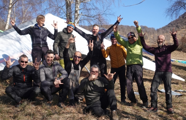  das ganze team von spezialisten für drachen- und paragleiten 
