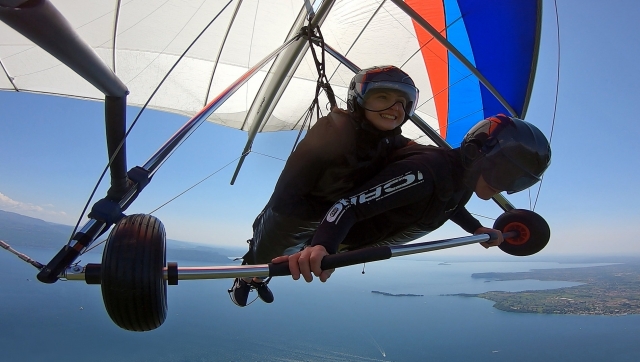  feel the wind i face flying in hang-gliding 