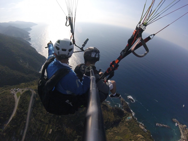 osserva la bellezza del paesaggio facendo parapendio
