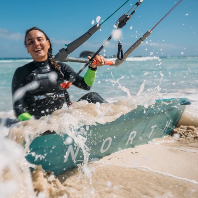  Kitesurfing entre las ondas 