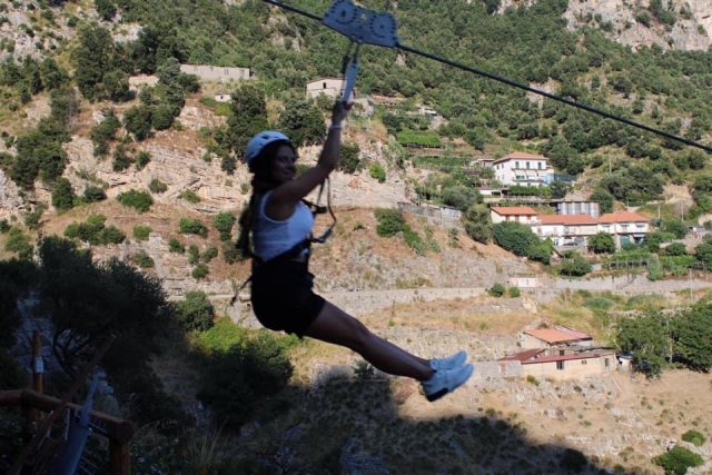 ragazza in zipline