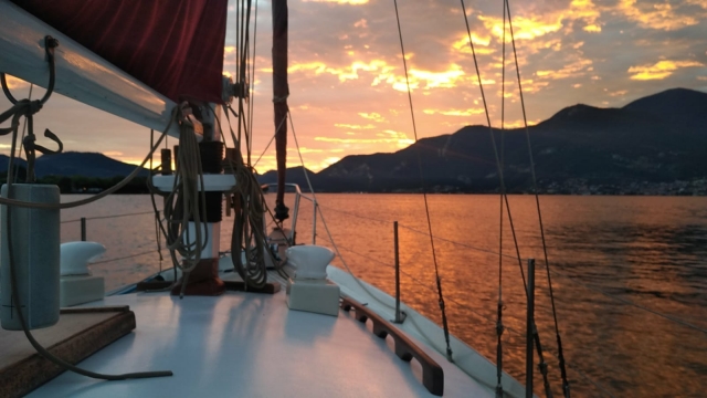 Em um barco ao pôr do sol 