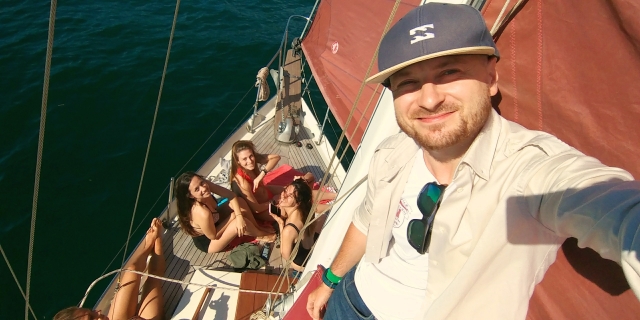  em um barco com amigos 
