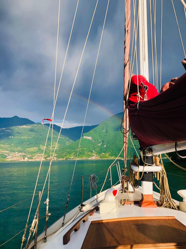  Navegue a bordo de um barco à vela no Lago Iseo 