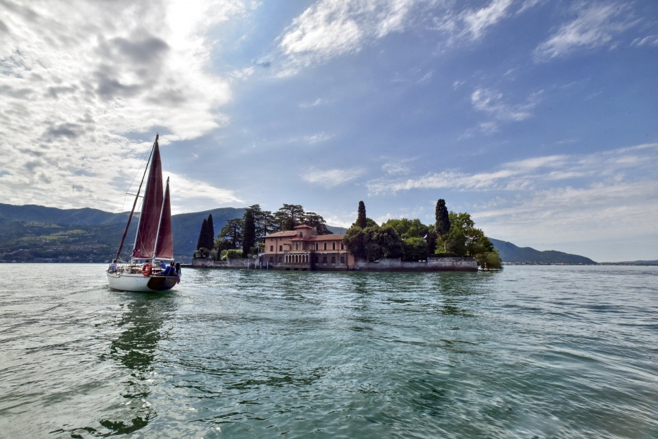 Passeio de barco no Lago Lombardia 