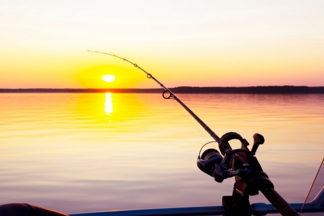pêche au coucher du soleil 