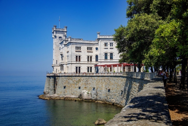 castello di miramare di giorno
