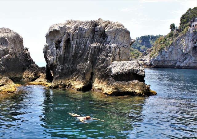  在海中游泳 