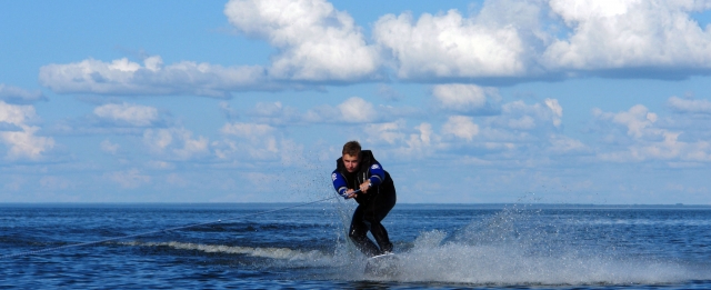 Ao fazer wakeboard 
