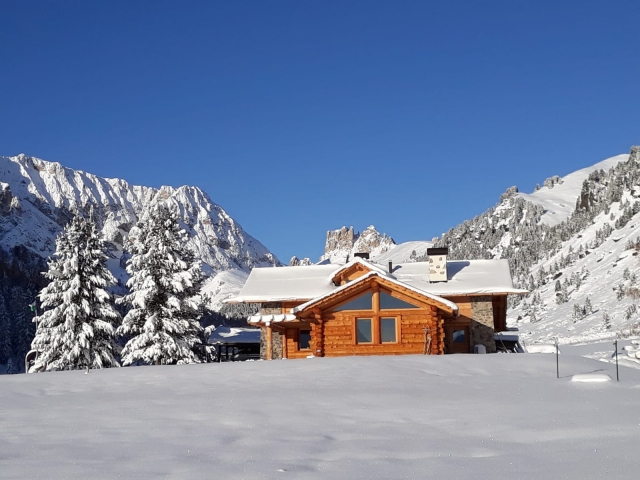 小屋周围壮观的雪景 
