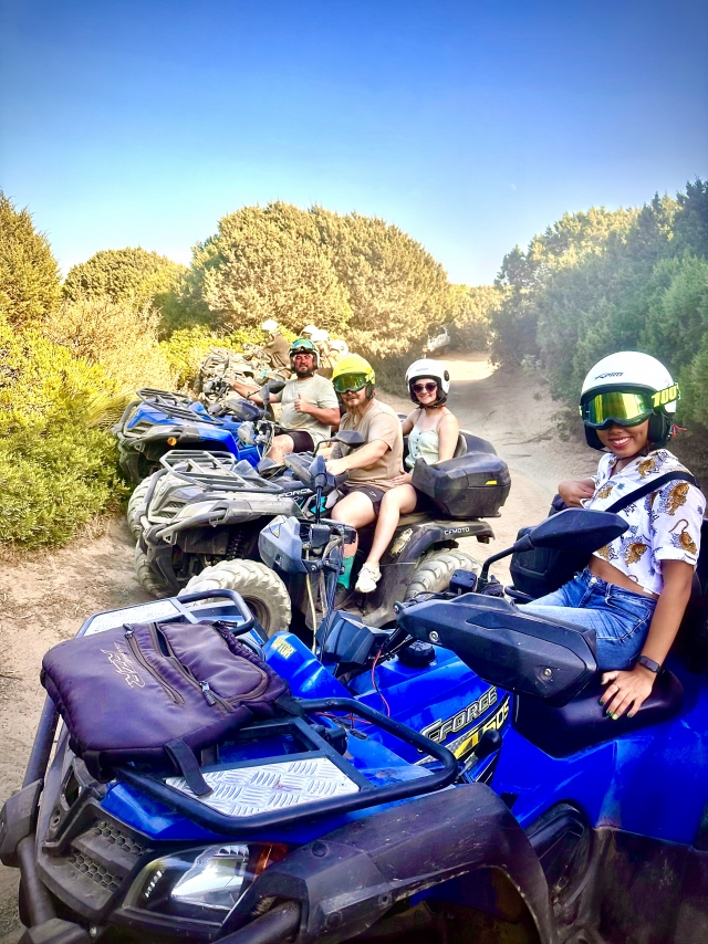  Em grupo explorando a Sardenha 