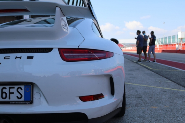  Guia um Porsche 992 