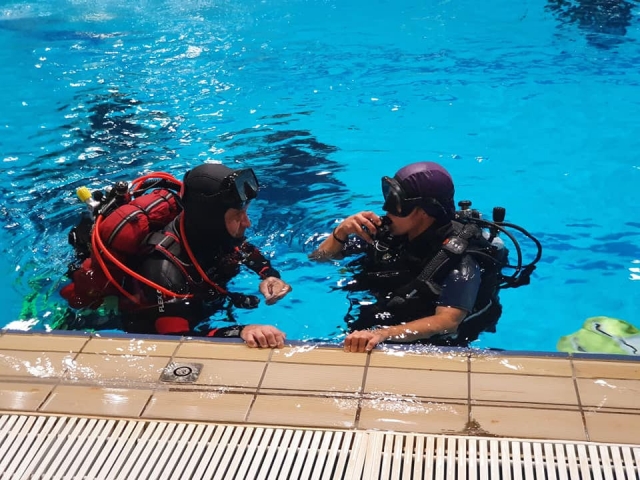  diving lesson with our instructors 