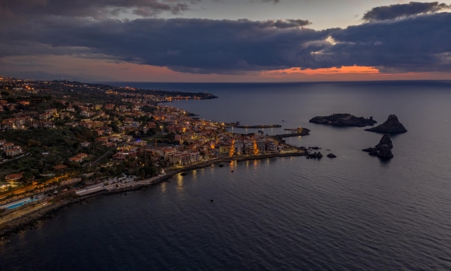  日落时的 Aci Trezza 