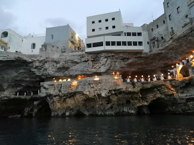  海上 Palazzese 洞穴 