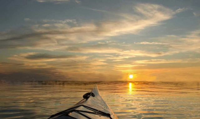  en canoa al atardecer 