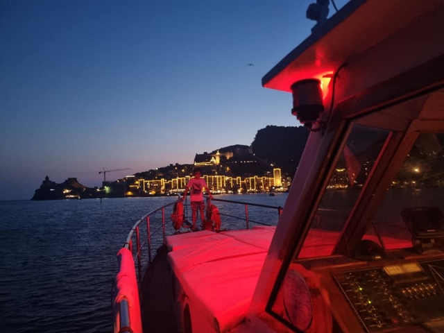 Cala la sera sul mare a la Spezia