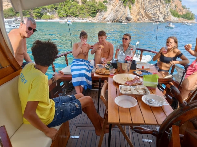 Pranzo sulle acque liguri