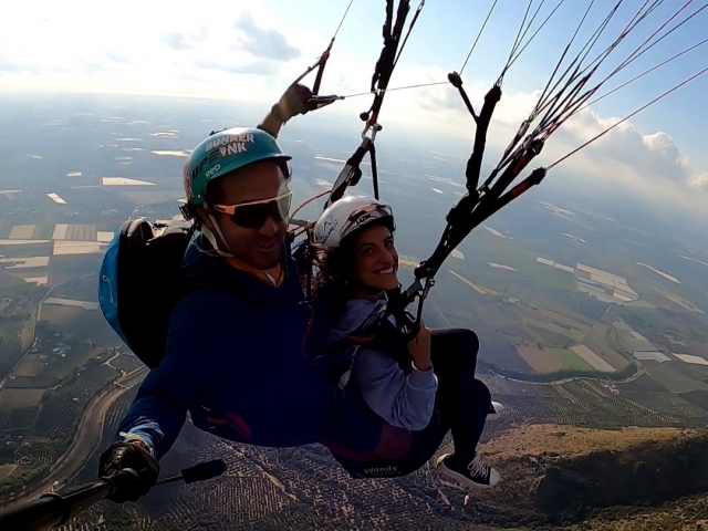  Paragliding together 
