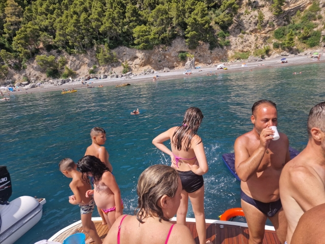 Sosta per fare il bagno a Capri