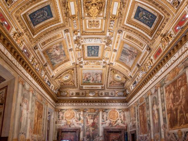  techos con frescos dentro del castillo 