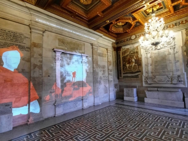 Museum rooms with virtual projections 