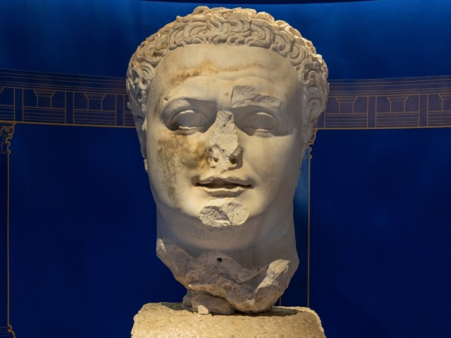  Stone head 