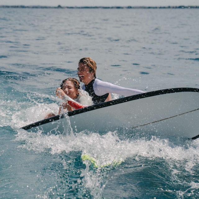 Divertendosi facendo Wakeboard