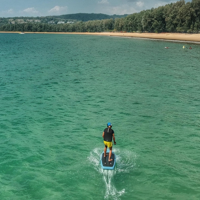 Divertimento sulla tavola al mare