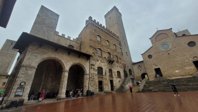 Piazza Duomo a San Gimignano