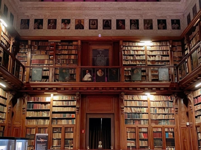  Das Innere der Bibliothek 