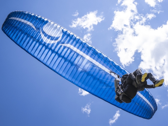 Vola in parapendio sulle Dolomiti di Brenta
