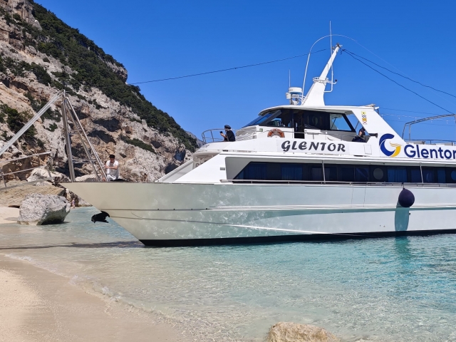  Barco en la costa de Bauna 