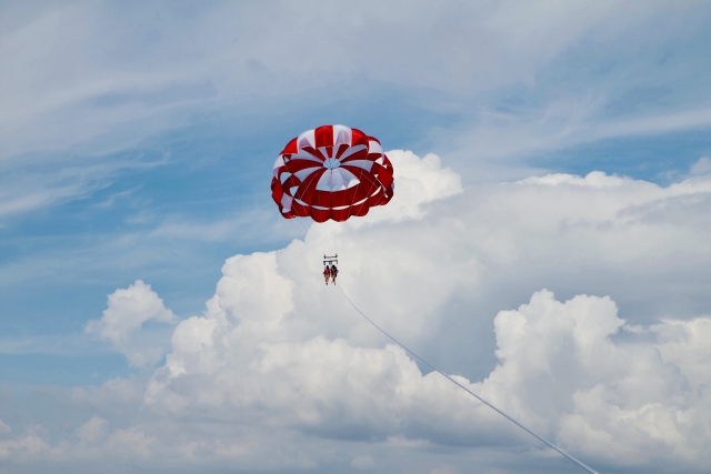 Parasailing in den Wolken 