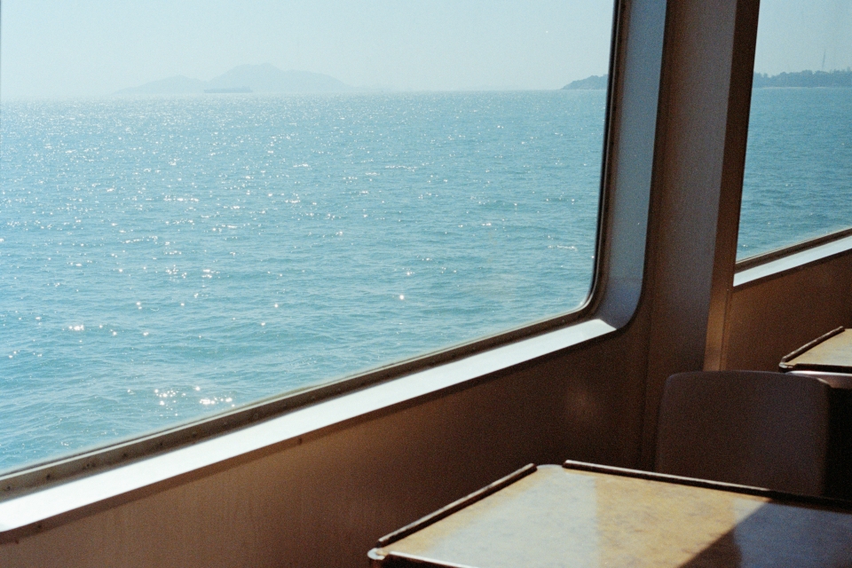 在加尔达湖水面上 