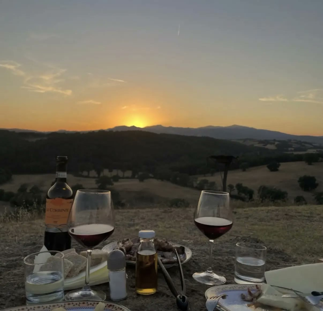 Due calici al tramonto in Maremma