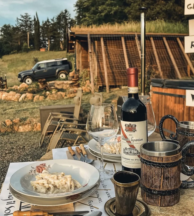 Cena a bivacco davanti all'alloggio