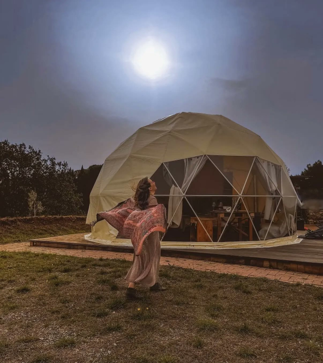 La cupola geodetica sul prato