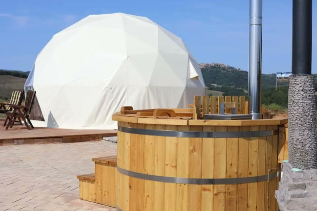 La hot tub in larice accanto alla cupola