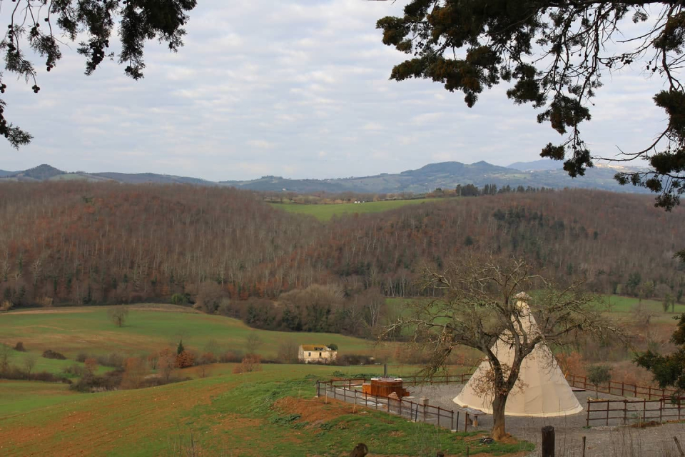 Le colline della Maremma dal Glamping il Sole, con il tepee