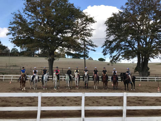 Cavalca durante una lezione di equitazione nella Valle del Sorbo