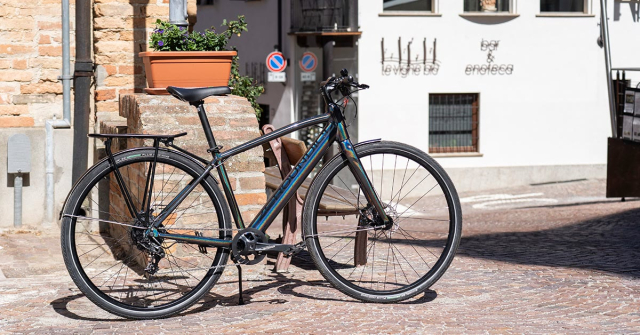  Un vélo électrique dans une rue du village 