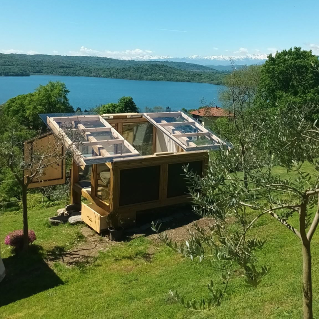 Una SkyRoom con il tetto aperto, sopra il lago