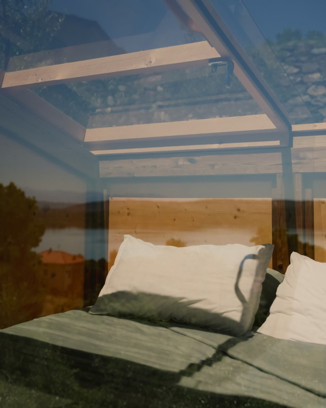 Il letto sotto il tetto trasparente
