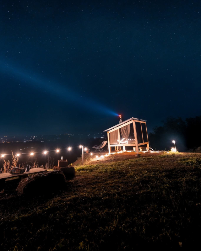 Le lucine sulla collina, di notte