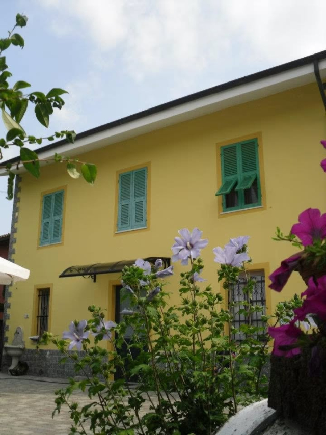  The house of the bed and breakfast in spring 
