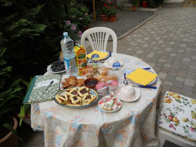  Breakfast in the garden 