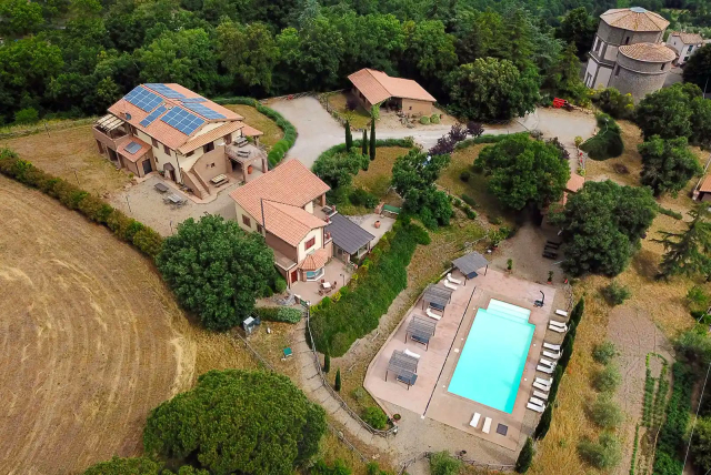 I casali e la piscina visti dall'alto